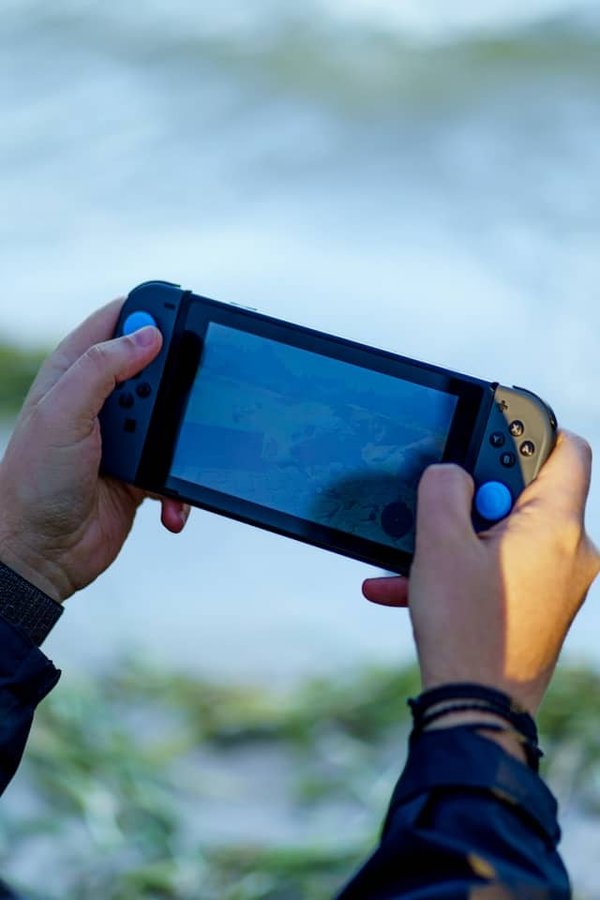 How can developers create adaptive difficulty levels for casual mobile games?